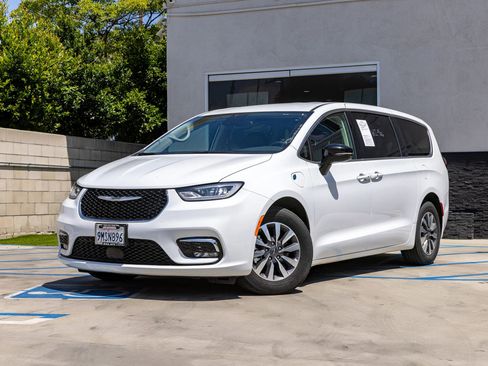 Used 2024 Chrysler Pacifica Limited FWD image 5