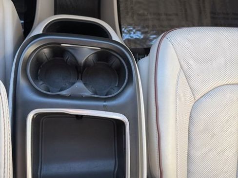 Used 2020 Chrysler Pacifica Limited image 14