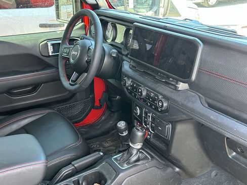 Used 2024 Jeep Wrangler Unlimited Rubicon AWD/4WD image 7