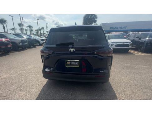 Used 2025 Toyota Sienna XLE FWD image 3