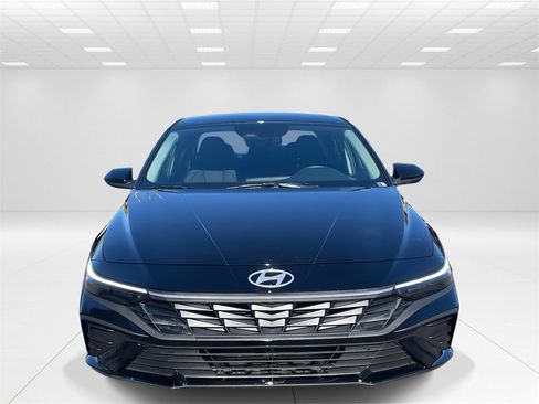 New 2026 Hyundai Elantra SE image 2