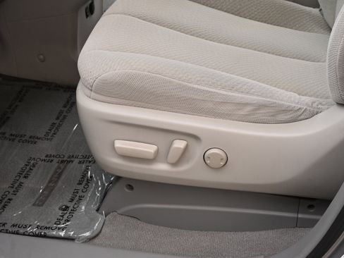 Used 2011 Toyota Sienna LE w/ Towing Pkg image 22