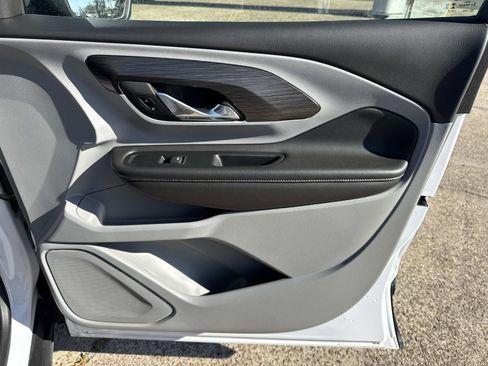 Used 2023 GMC Terrain SLT w/ Tech Package image 11