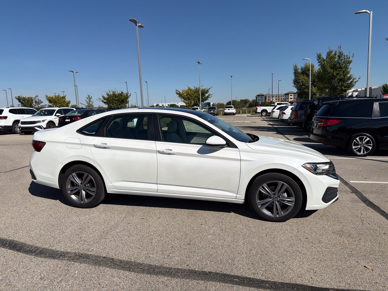 Used 2023 Volkswagen Jetta SE w/ Panoramic Sunroof Package FWD image 2