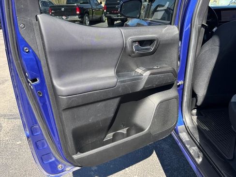 Used 2022 Toyota Tacoma TRD Sport w/ Technology Package image 19