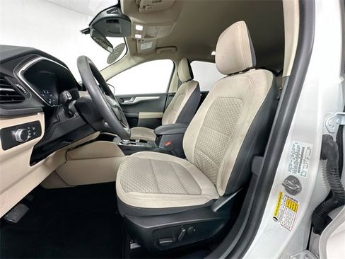 Used 2020 Ford Escape SE image 18