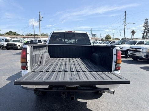 Used 2006 GMC Sierra 2500 W/T w/ Heavy-Duty Power Package AWD/4WD image 8