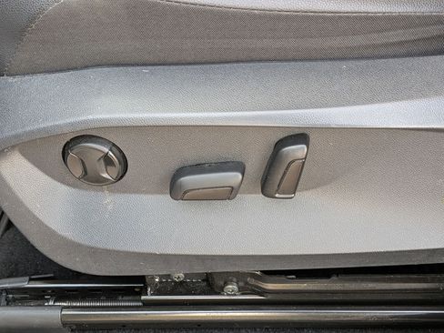 Used 2022 Volkswagen Tiguan SE image 15