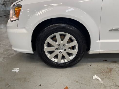 Used 2016 Chrysler Town & Country Touring image 24