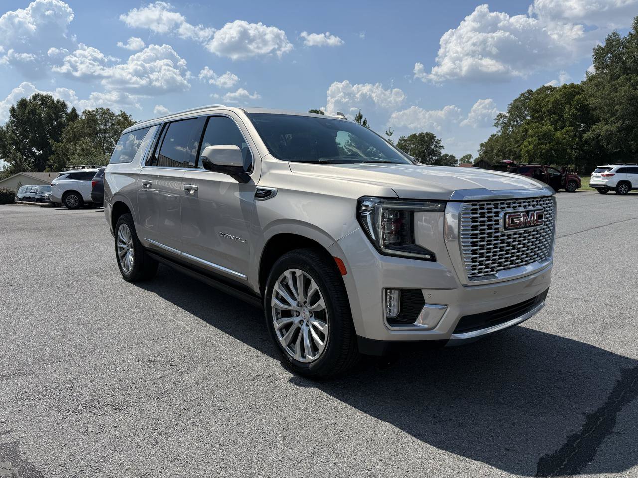 Used 2023 GMC Yukon XL Denali AWD/4WD image 8