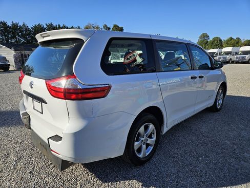 Used 2016 Toyota Sienna L image 5