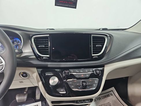 Used 2023 Chrysler Pacifica Touring-L AWD/4WD image 19