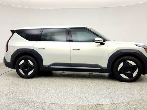 Used 2024 Kia EV9 Light Long Range RWD image 4
