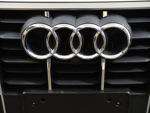 Used 2022 Audi Q7 Premium w/ Convenience Package image 16