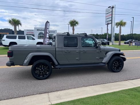 Used 2023 Jeep Gladiator Overland AWD/4WD image 4