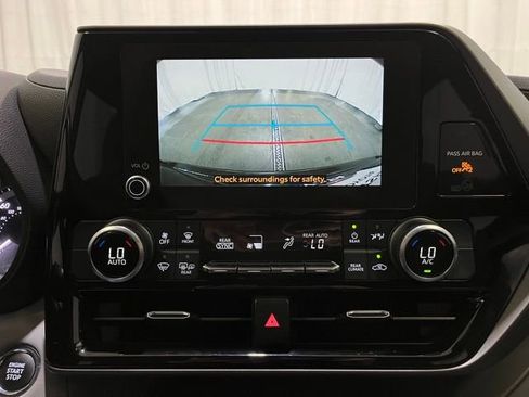 Used 2023 Toyota Highlander LE AWD/4WD image 22