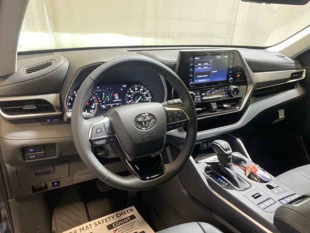 Used 2021 Toyota Highlander XLE AWD/4WD image 44