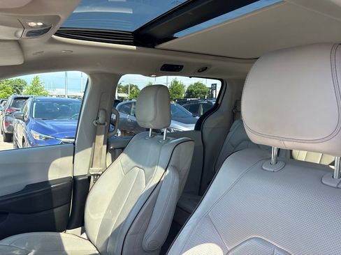 Used 2019 Chrysler Pacifica Limited w/ Tire & Wheel Group FWD image 5