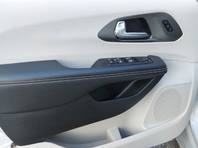 Used 2024 Chrysler Pacifica Touring-L FWD image 19
