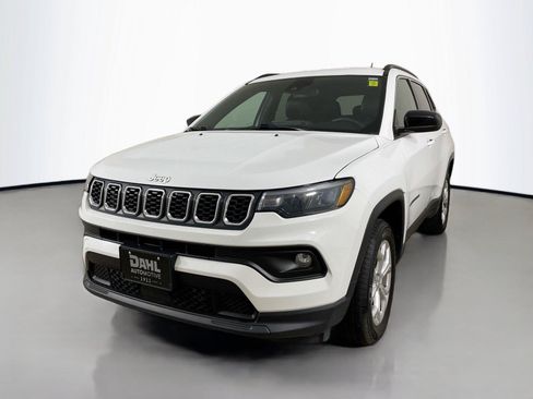 Used 2024 Jeep Compass Latitude AWD/4WD image 4
