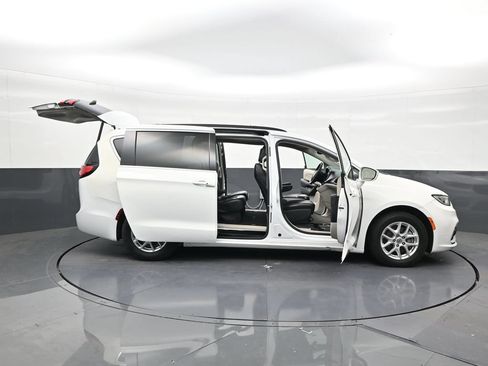 Used 2022 Chrysler Pacifica Touring-L FWD image 29