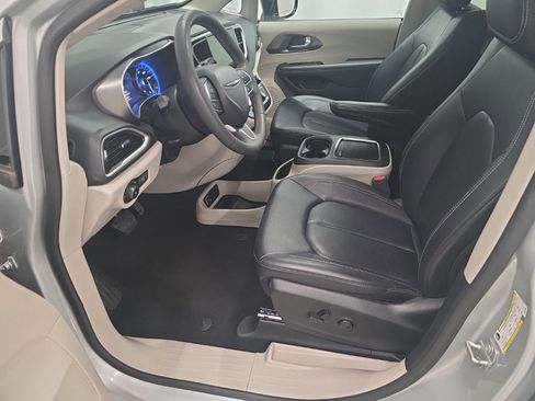 Used 2024 Chrysler Pacifica Touring-L image 13