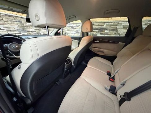 Used 2018 Kia Sorento AWD image 25