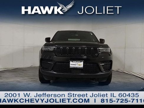 Used 2024 Jeep Grand Cherokee Altitude AWD/4WD image 10