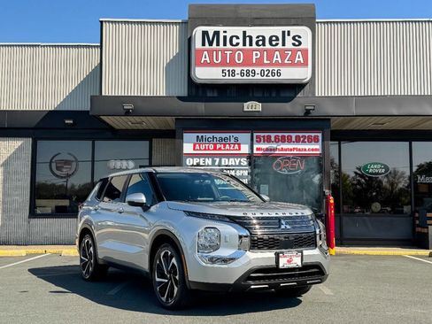 Used 2022 Mitsubishi Outlander ES image 2