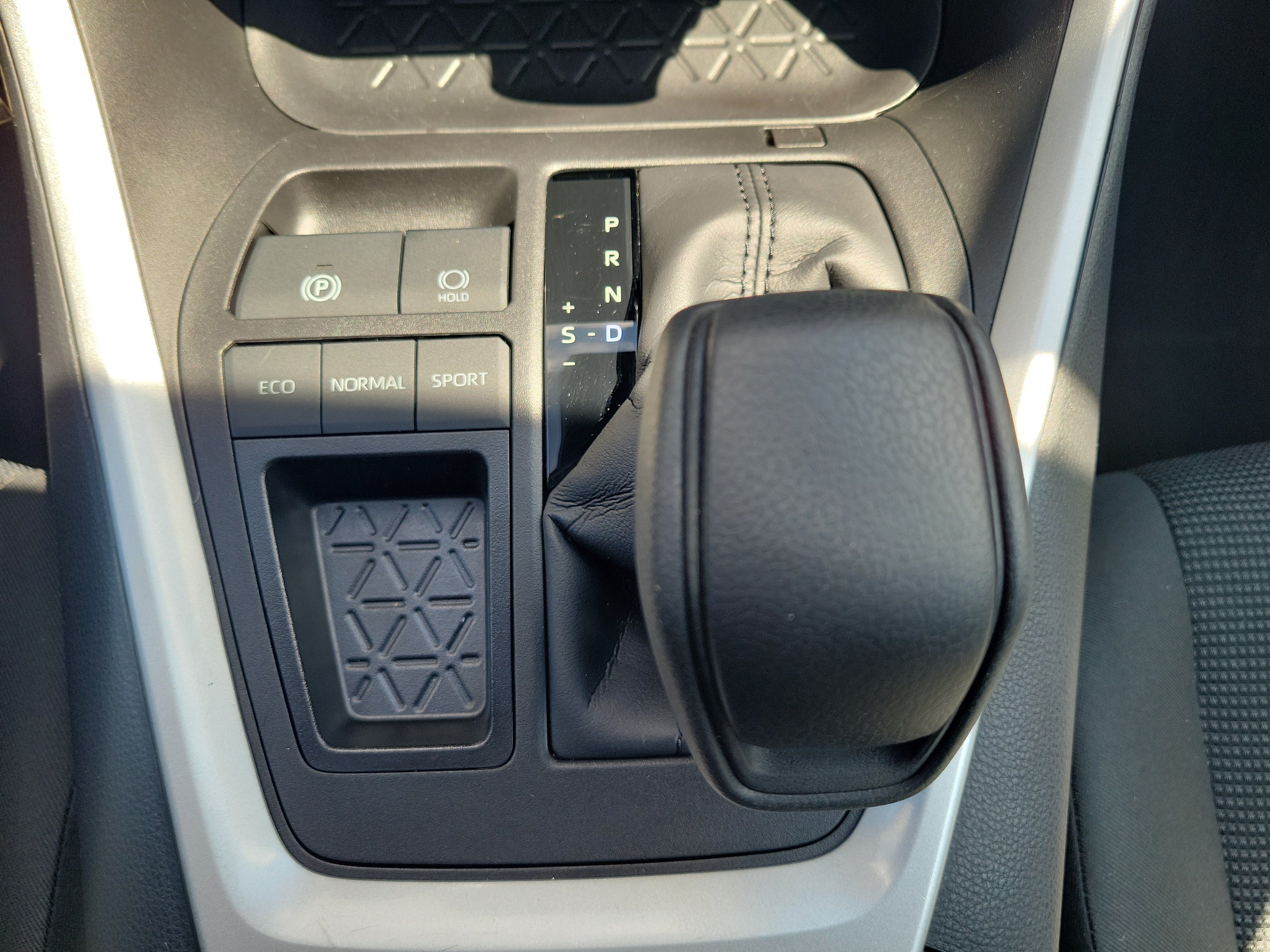 Used 2024 Toyota RAV4 LE FWD image 27