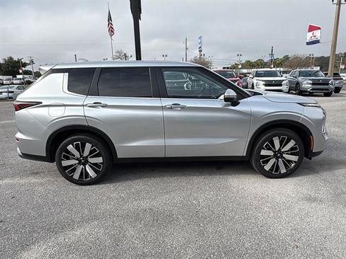 New 2026 Mitsubishi Outlander SE image 7