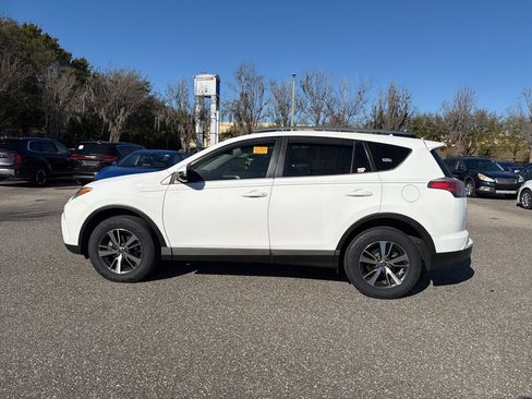 Used 2018 Toyota RAV4 XLE image 2