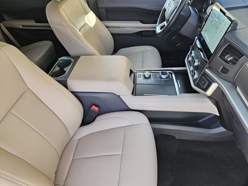 Used 2023 Ford Expedition XLT image 12