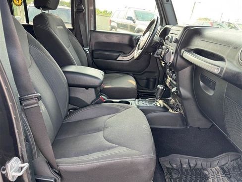 Used 2017 Jeep Wrangler Unlimited Sahara w/ Connectivity Group image 12