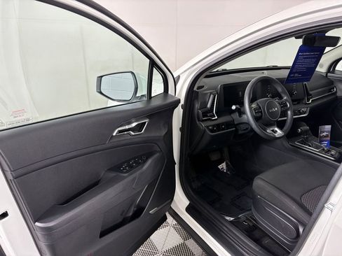 Used 2023 Kia Sportage LX image 12