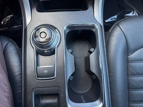 Used 2017 Ford Fusion SE w/ Fusion SE Technology Package image 14