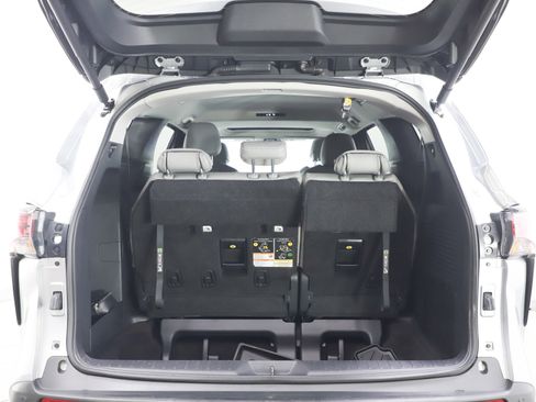 Used 2025 Toyota Sienna XLE image 18