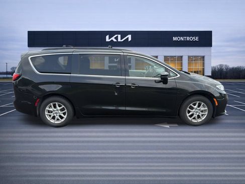 Used 2022 Chrysler Pacifica Touring-L FWD image 3