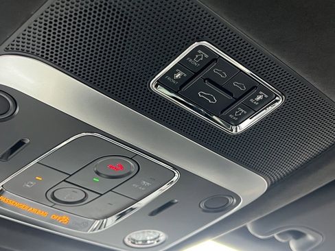 Used 2025 Bentley Flying Spur Plug-In Hybrid image 39