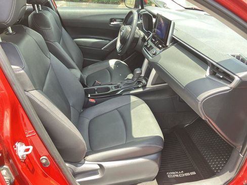 Used 2023 Toyota Corolla Cross XLE image 33