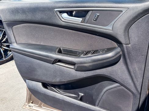Used 2019 Ford Edge SE FWD image 19