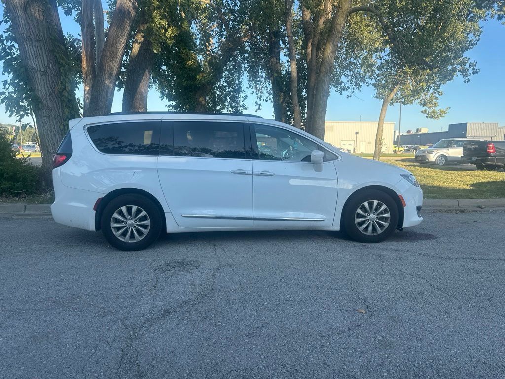 Used 2017 Chrysler Pacifica Touring-L FWD image 11