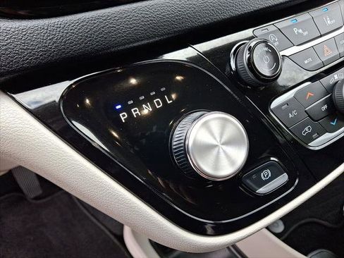 Used 2024 Chrysler Pacifica Touring-L image 12