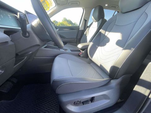 Certified 2026 Volkswagen Tiguan SE w/ Panoramic Sunroof Package FWD image 18