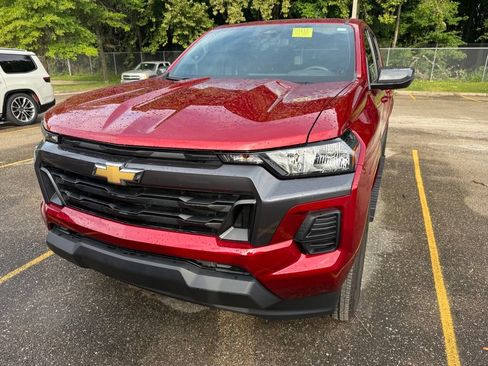 Used 2023 Chevrolet Colorado LT RWD image 2