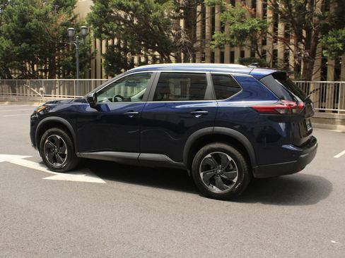 Used 2024 Nissan Rogue SV w/ SV Premium Package AWD/4WD image 9