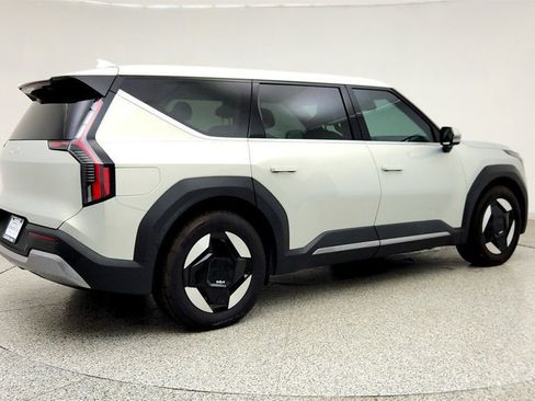 Used 2024 Kia EV9 Light Long Range RWD image 5