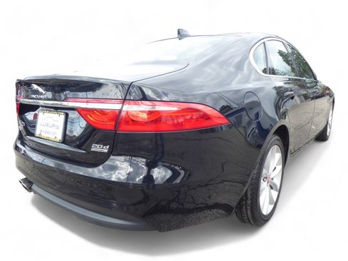 Used 2018 Jaguar XF Premium image 10