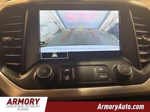 Used 2023 GMC Acadia SLT image 18