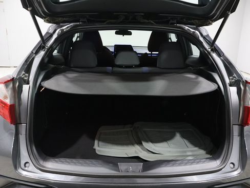 Used 2022 Toyota C-HR XLE image 4